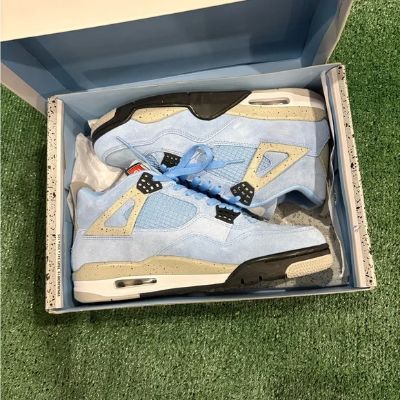 Jordan 4 Retro in Light Blue and Beige - Picture 4 of 5